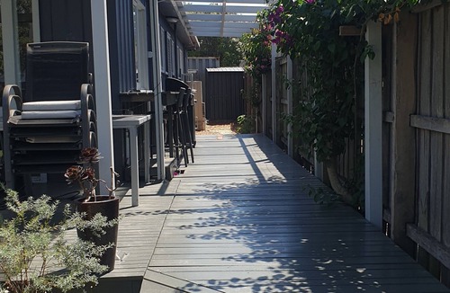 McCrae House | Beachside McCrae retreat. 5 minute walk to beach, supermarket, restaurant,cafes.