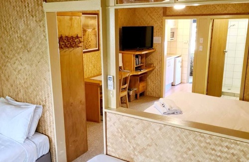 Suffolk Park Hotel | Beachside Motel Room- 3 Beds, Kitchenette & Pool