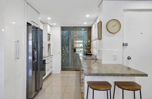 Alexandra Headland Apartment | Beachside Oasis-Walk to Alex Beach