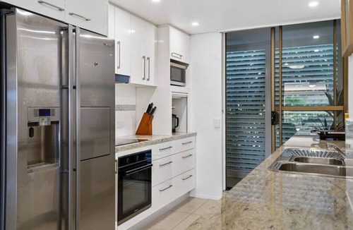 Alexandra Headland Apartment | Beachside Oasis-Walk to Alex Beach