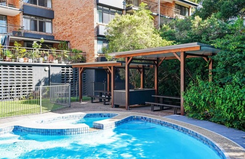 Alexandra Headland Apartment | Beachside Oasis-Walk to Alex Beach