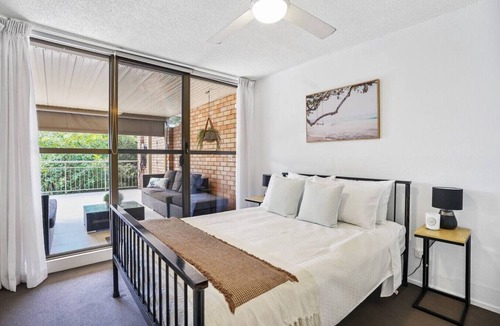 Alexandra Headland Apartment | Beachside Oasis-Walk to Alex Beach
