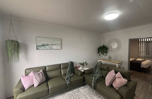 Slade Point Apartment | Beachside Slade Pt, Walk to Seabreeze Hotel