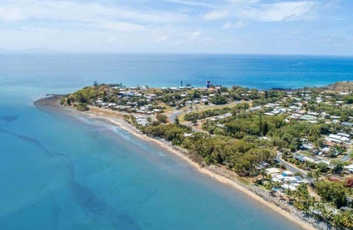 Slade Point Apartment | Beachside Slade Pt, Walk to Seabreeze Hotel