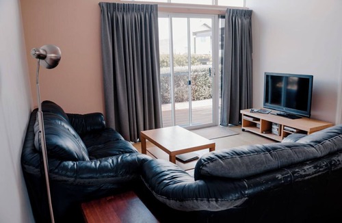 Collingwood Park Villa | beachside villa - just 5 mins walk to the Middleton Bay beach