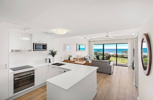 Alexandra Headland Apartment | BeachView: Alex Heads beachfront, ocean views, air-con, lift, parking