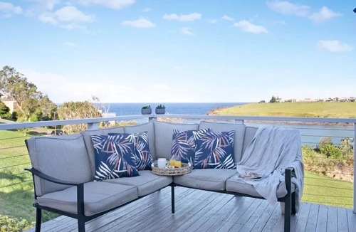 Kiama House | Beachview – Waterfront reserve, views from balcony and living areas