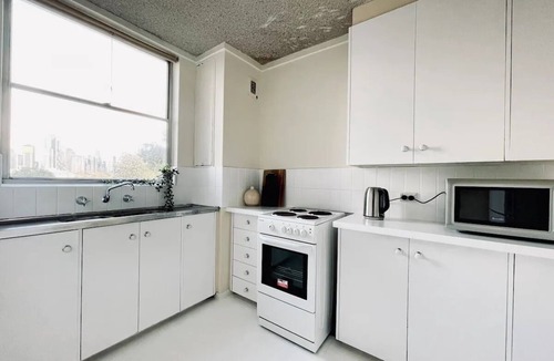 North Melbourne Apartment | Beautiful 2 Bedrooms w Kitchen & Carpark 🌹