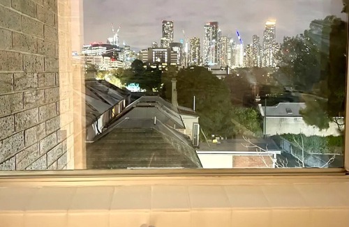 North Melbourne Apartment | Beautiful 2 Bedrooms w Kitchen & Carpark 🌹