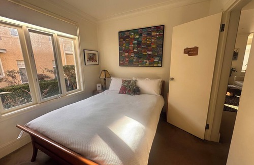 Port Melbourne Apartment | Beautiful 2BR 2BA patio - close to everything