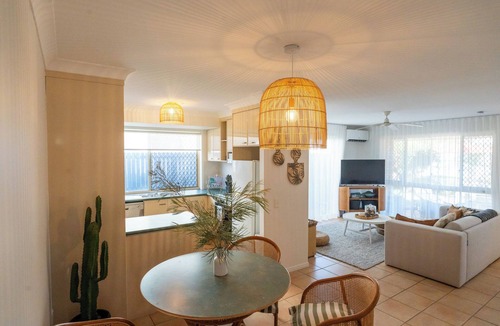 Burleigh Heads House | Beautiful Bright Burleigh Base with Beaches, boutiques, brunches and beyond.