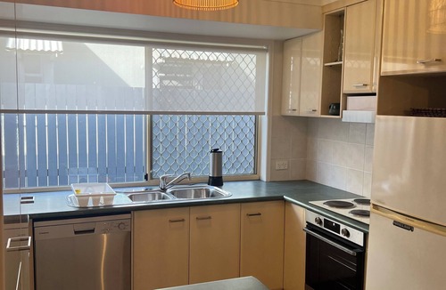 Burleigh Heads House | Beautiful Bright Burleigh Base with Beaches, boutiques, brunches and beyond.
