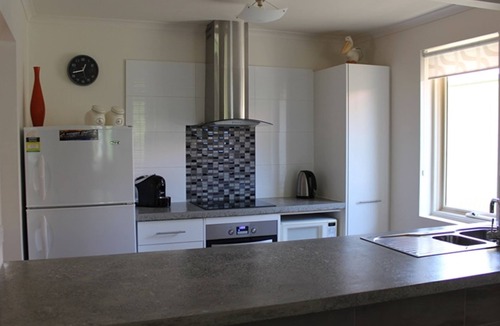 Cowes House | Beautiful spacious pet friendly home near the beach.