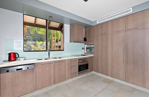 Palm Cove Apartment | Beautifully presented 3 Bedroom 2 Bathroom Temple Apartment, Palm Cove