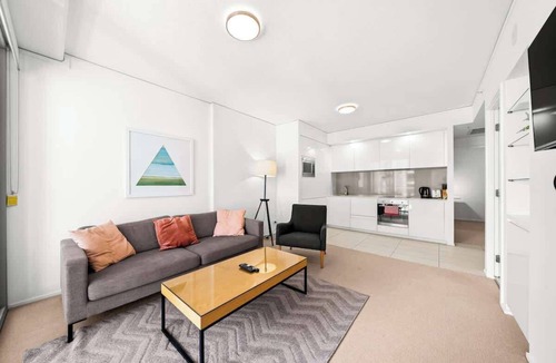 Bowen Hills Apartment | Belise - Executive 18th Floor Apt in Bowen Hills