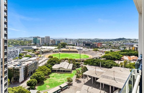 Bowen Hills Apartment | Belise - Executive 18th Floor Apt in Bowen Hills