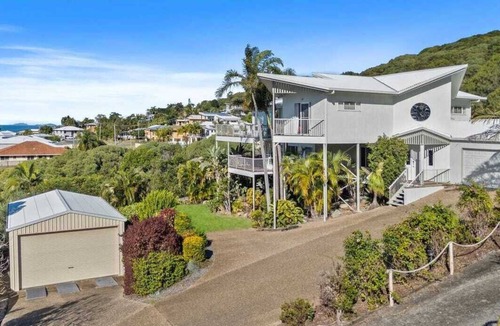 Barlows Hill House | Bella Breeze - Ocean Views, Spa & Air Condtioned