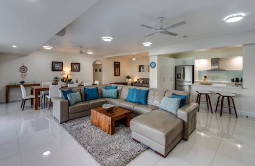 Hamilton Island Apartment | Bella Vista East 3 - 2 bedroom oceanview apartment with golf buggy