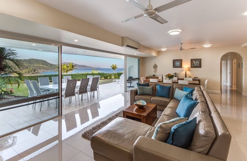 Hamilton Island Apartment | Bella Vista East 3 - 2 bedroom oceanview apartment with golf buggy