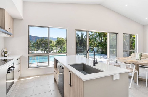 Trinity Beach House | Belle Escapes Sea La Vie