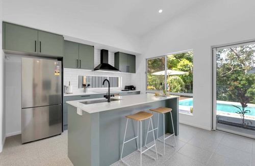 Trinity Beach House | Belle Escapes The Trio In Trinity