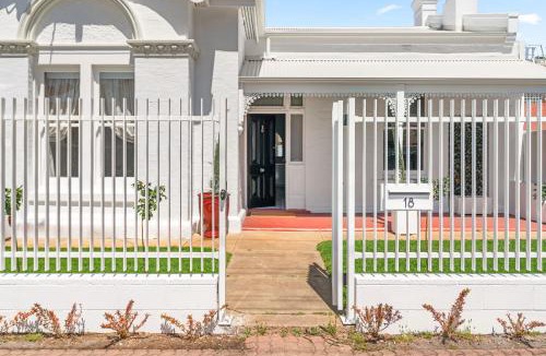 Glenelg House | Belle Escapes - The Light House