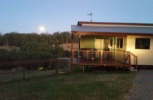 Bellthorpe House | Bellthorpe Stays - Whipbird Cabin: nature's favourite place, pooches allowed.