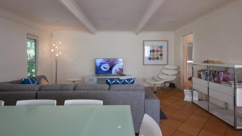 Sunshine Beach House | Belmore Terrace Perfect Pad Just 100 metres to the beach