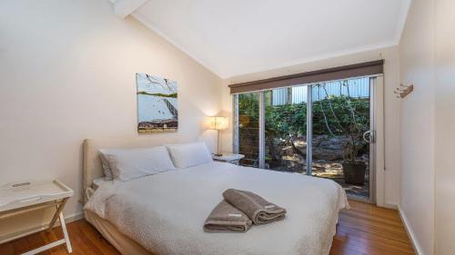 Pretty Beach House | 'Belvidere Cottage' by HolidayCo