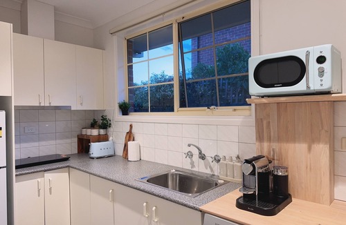 Bentleigh House | Bentleigh Central Private Modern1BR Home with Garage & Bath tub Near Station