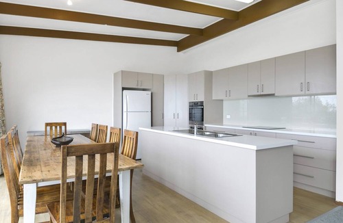 Lorne House | Bertram - Ocean Views & Pet Friendly