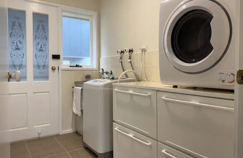 Berwick House | BerwickHills Stylish 3 BdrmHome *Free Wifi*NetFlix