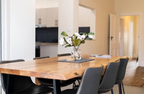 Orange House | Best Nest on March. Firepit Cottage. Walk to CBD.