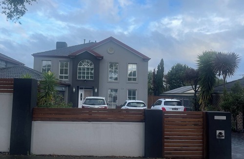 Berwick House | Best retreat in south east city with double bed ,table chair and all facilities.
