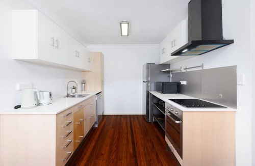 Nathan House | Best Value 4Beds Home Near Shops, Cafes & Forest