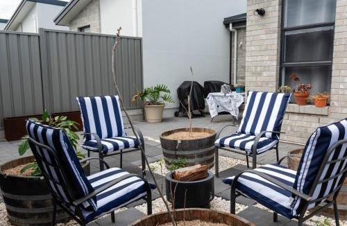 Seaford Heights House | Between Coast & Vale with Sauna & Pizza Oven