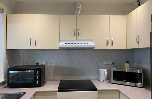 Fairfield West House | Big house 6 bedrooms, free parking