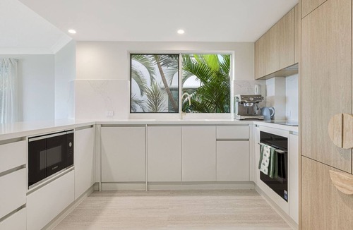 Bilinga Apartment | Bilinga Beach Living - Absolute Beachfront Luxury - Linen Provided - Min. 3 Night Stays