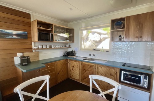 Binalong Bay Cottage | BINALONG BEACH COTTAGE Beachfront Next door to restaurant. King Bed for couples