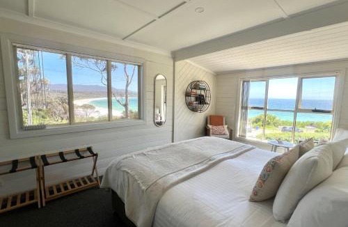 Binalong Bay House | BINALONG BEACH COTTAGE Beachfront at Bay of Fires Next to Restaurant