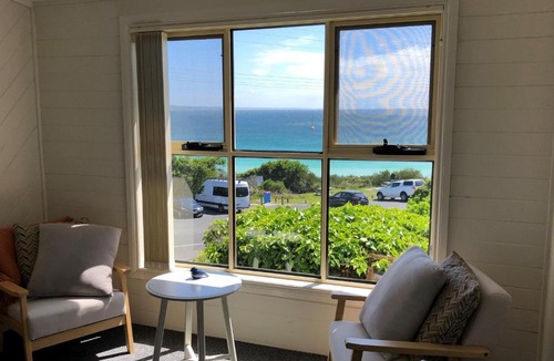 Binalong Bay House | BINALONG BEACH COTTAGE Beachfront at Bay of Fires Next to Restaurant