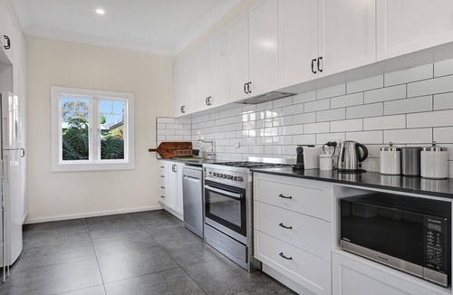 Orange House | Bindi Cottage | Classic Charm, Short Stroll to CBD