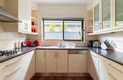 Manningham House | Birkinshaw Villa (3 Bedroom with Parkings)