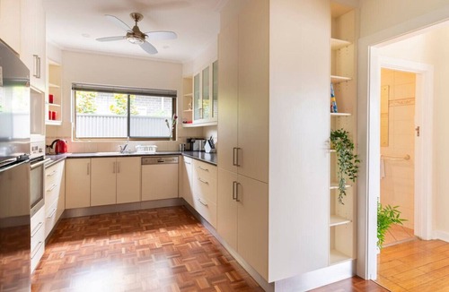 Manningham House | Birkinshaw Villa (3 Bedroom with Parkings)