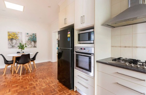 Manningham House | Birkinshaw Villa (3 Bedroom with Parkings)