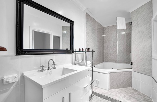 Waratah Hotel | Bischoff Hotel