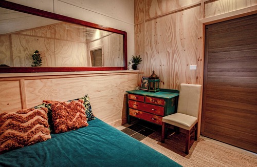 Bombay House | Black Duck Farm. Cosy Cabin, 10 minutes from Braidwood.