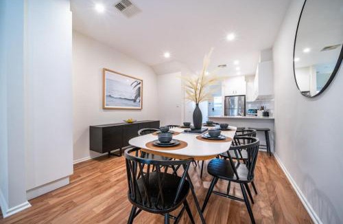 Brompton House | Black Oak at Brompton – Contemporary Parkside Stay