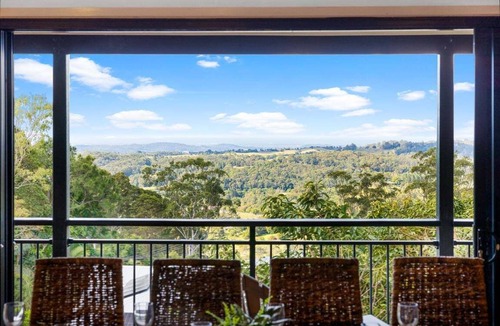 Mapleton House | Blackall Bliss Near Flaxton Gardens, 5 mins to Pub