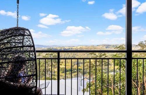 Mapleton House | Blackall Bliss Pet-Friendly Retreat, Deck & BBQ Near Flaxton Gardens & Pub